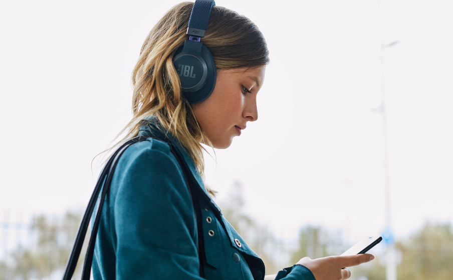 JBL Live 650BTNC Be röstassistenten om hjälp. - Image