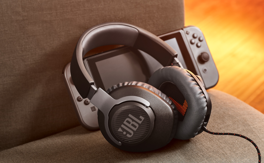 JBL Quantum 100 Sätt dig själv mitt i spelet med JBL QuantumSOUND Signature - Image