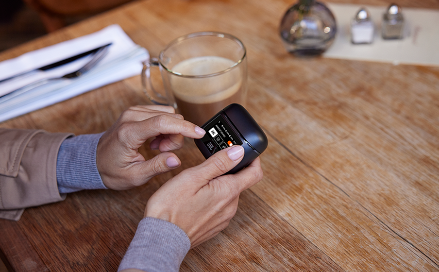 JBL Tour Pro 2 Smart fodral med integrerade funktioner - Image